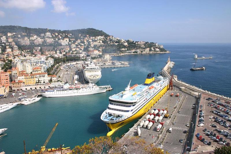 Porto de ferry boat em Nice na França