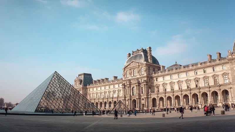 Parte externa do Museu do Louvre em Paris