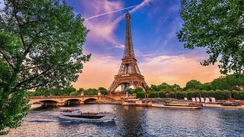 Paisagem do Rio Sena e Torre Eiffel em Paris