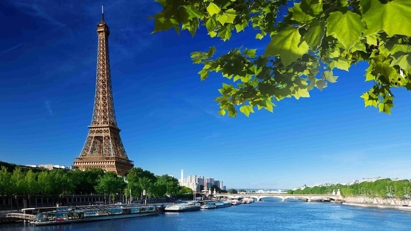 Paisagem da Torre Eiffel no verão em Paris