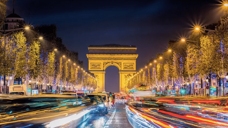 Vista do Arco do Triunfo em Paris à noite