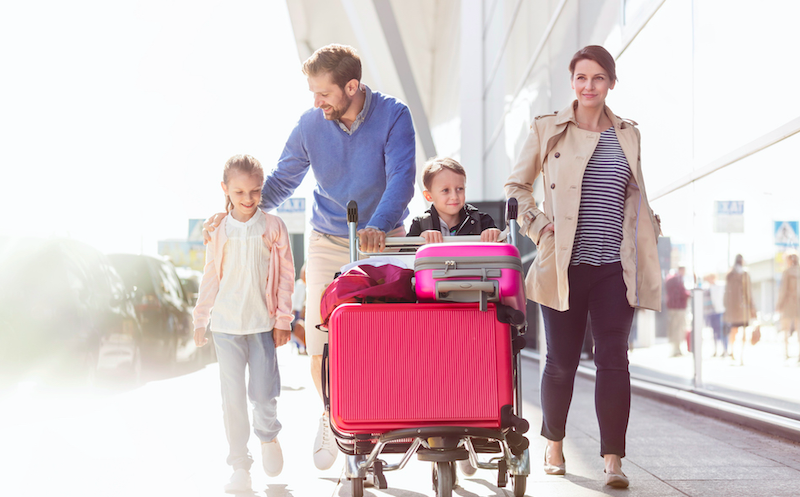 Família com bagagem no aeroporto