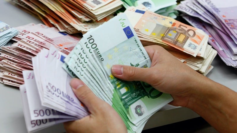 Segurando euros na França