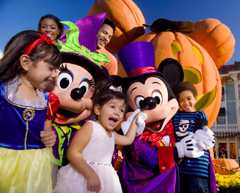 Crianças e personagens na Disneyland Paris