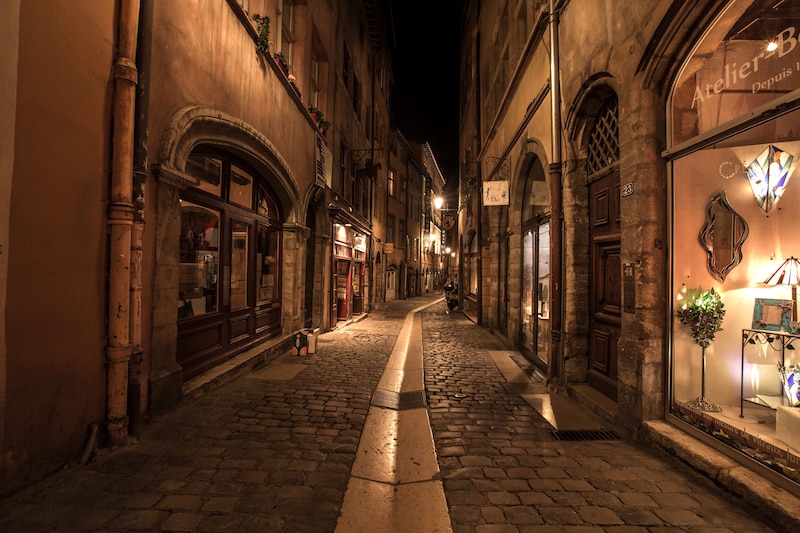 Rua em Lyon à noite
