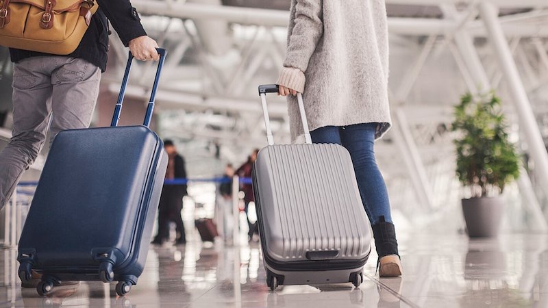 Carregando bagagens no aeroporto na França
