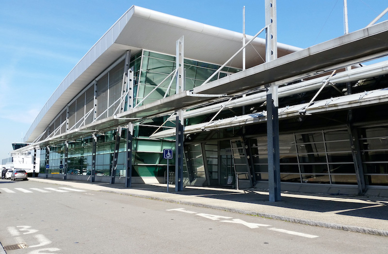 Área lateral do Aeroporto de Rennes