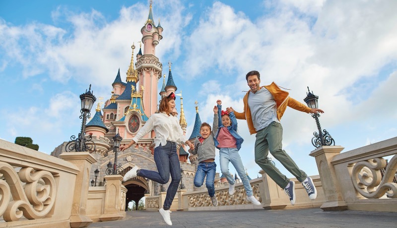 Família no castelo da Disneyland Paris