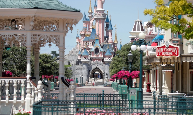 Vista do castelo no parque Disneyland em Paris