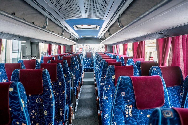 Interior do ônibus de viagem na França