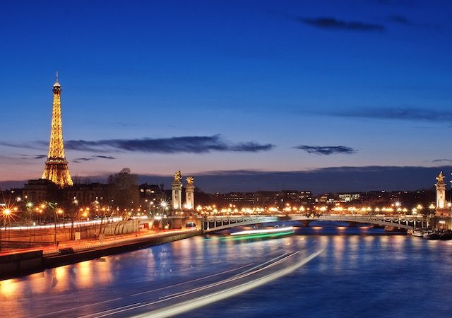 Noite iluminada no Rio Sena em Paris