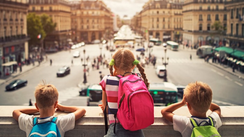 Crianças observando Paris