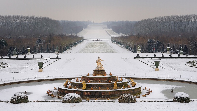 Parque do Palácio de Versalhes coberto de neve