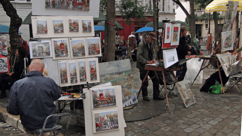 Artistas de rua no bairro Montmartre em Paris