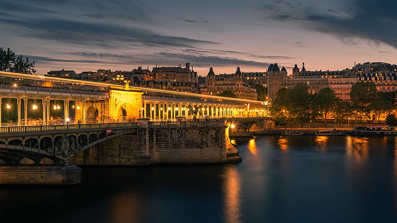 Ponte Bir-Hakeim e Rio Sena em Paris