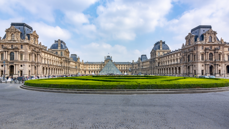 Jardim do museu mais famoso de Paris
