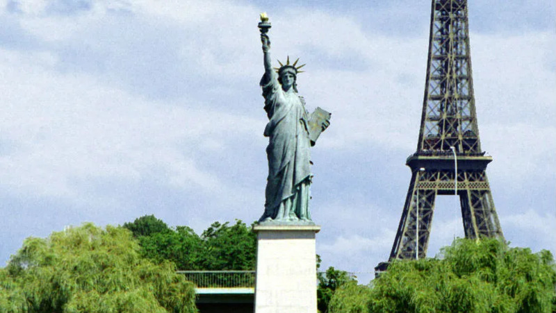 Estátua da Liberdade e Torre Eiffel em Paris