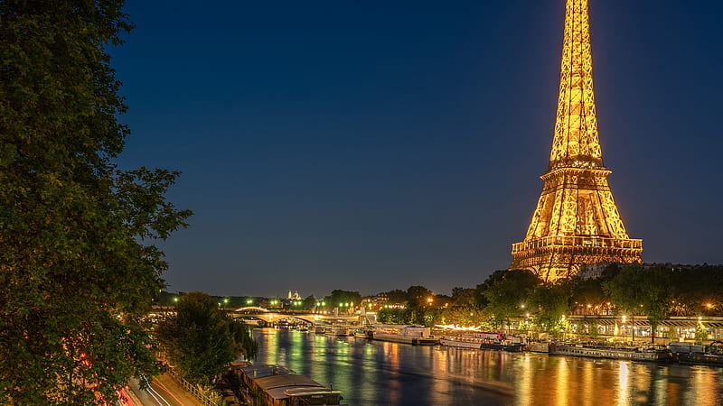 Torre Eiffel em Paris durante a noite