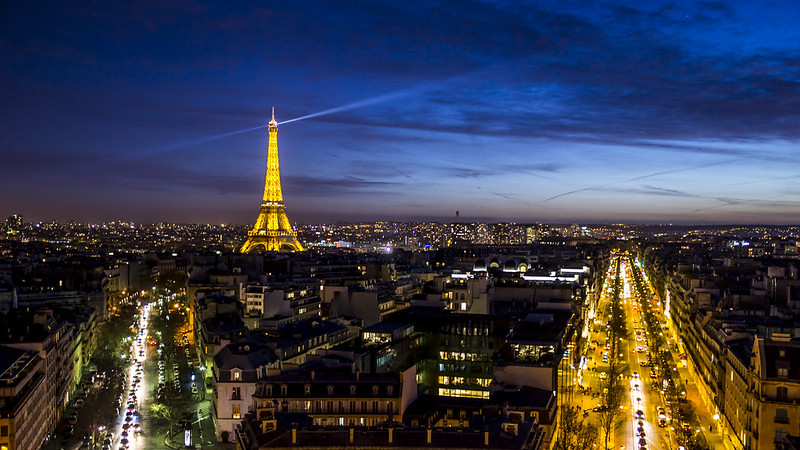 Paris na França durante a noite