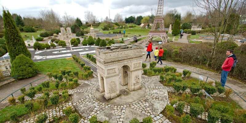 Visitantes no Parque de Miniaturas em Paris